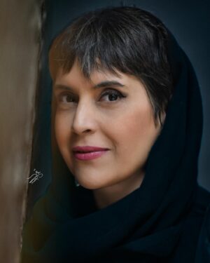 Nazanin Farahani Instagram - اکنون چه کسی به من خواهد گفت:

“با دیروز وداع کن و با تمام ناخودآگاه آزادت رؤیا ببین”؟

این یه شعر بلنده خیلی زیباست. فقط این بخششو نوشتم چون به نظرم کسی حوصله نداره چیزهای بلند رو اینجا بخونه. اگه واقعن دوست داری می تونی بری کل شعرو بخونی .. گوگل. بله گوگل… 
اسم شاعر؟ … 🤪
#عکس: @soroushmn_ ry