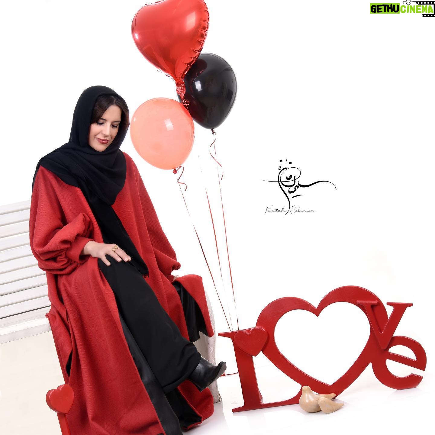 Nazanin Farahani - 1.7K Likes - عشق جهان را نجات خواهد داد 💕💕مناسبت ها برای من بهونه هایی هستن که یادم بیاد که یادم می ره جهان پره زیبایی یه. روز مادر باشه یا روز پدر یا روز عشق یا ... عشق دادن و عشق گرفتن اگه بهونه ش روز عشق باشه لوس بازی که نیست ، خیلی هم زیباست. واقعن جهان بی عشق چه شکلی می شد؟ من عاشق عشقم، عاشق عشق دادن، به جهان به همه ی مردم، به خداوند، به مادرم، پدرم ، تو و خودم . یه دوستت دارم بزرگ به هر آنچه در این هستی هست
عکس: فائزه سلیمیان
طراحی لباس: نسیم هدایتی
#نازنین_فراهانی #صلح_درونی #عشق #نور #مادر #باعشق_جهان_را_تغییر_دهیم
#love #positivevibes