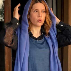 Nazanin Farahani Instagram - خردادی دیگر و مودهای جدید و من هم چنان دست و پا می زنم در  تلاش برای آشتی دادن این دوقلوهای بس متفاوت 🧐
یه تولد عالی در کنار دوستان و همکاران عزیزم ممنونم از زحمت همه ی دوستان خوبم به خصوص رفیق جانم سمیه جون تاجیک  و تک تک اونایی که به من عشق دادند و سرشارم کردند ... از همه کسانی که دور بودن ولی  با صدای پر از عشق شون با قلب مهربونشون لحظه های امروزم رو زیباتر کردند ممنونم  از عشق های زنده گی م، خانواده ی مهربونم دوستان سال های دورم که همراه من هستند و شوقم برای بودن و لذت بردن رو  بیشتر می کنند .
عکس ها: رضا مولایی، امیر فائز #نازنین_فراهانی #ملکاوان #باعشق_جهان_را_تغییر_دهیم