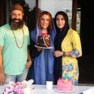 Nazanin Farahani Instagram - خردادی دیگر و مودهای جدید و من هم چنان دست و پا می زنم در  تلاش برای آشتی دادن این دوقلوهای بس متفاوت 🧐
یه تولد عالی در کنار دوستان و همکاران عزیزم ممنونم از زحمت همه ی دوستان خوبم به خصوص رفیق جانم سمیه جون تاجیک  و تک تک اونایی که به من عشق دادند و سرشارم کردند ... از همه کسانی که دور بودن ولی  با صدای پر از عشق شون با قلب مهربونشون لحظه های امروزم رو زیباتر کردند ممنونم  از عشق های زنده گی م، خانواده ی مهربونم دوستان سال های دورم که همراه من هستند و شوقم برای بودن و لذت بردن رو  بیشتر می کنند .
عکس ها: رضا مولایی، امیر فائز #نازنین_فراهانی #ملکاوان #باعشق_جهان_را_تغییر_دهیم