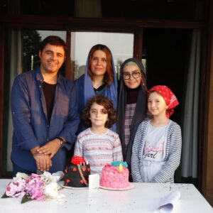 Nazanin Farahani Instagram - خردادی دیگر و مودهای جدید و من هم چنان دست و پا می زنم در  تلاش برای آشتی دادن این دوقلوهای بس متفاوت 🧐
یه تولد عالی در کنار دوستان و همکاران عزیزم ممنونم از زحمت همه ی دوستان خوبم به خصوص رفیق جانم سمیه جون تاجیک  و تک تک اونایی که به من عشق دادند و سرشارم کردند ... از همه کسانی که دور بودن ولی  با صدای پر از عشق شون با قلب مهربونشون لحظه های امروزم رو زیباتر کردند ممنونم  از عشق های زنده گی م، خانواده ی مهربونم دوستان سال های دورم که همراه من هستند و شوقم برای بودن و لذت بردن رو  بیشتر می کنند .
عکس ها: رضا مولایی، امیر فائز #نازنین_فراهانی #ملکاوان #باعشق_جهان_را_تغییر_دهیم