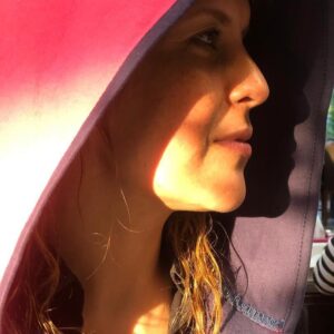 Nazanin Farahani Instagram - شاعر فقط برای خودش حرف می زند 
در گوشه ی اتاق فقط عکس پنجره است 
#مهدی_موسوی 
عکس: رضا مولایی عزیز #نازنین_فراهانی #باعشق_جهان_را_تغییر_دهیم