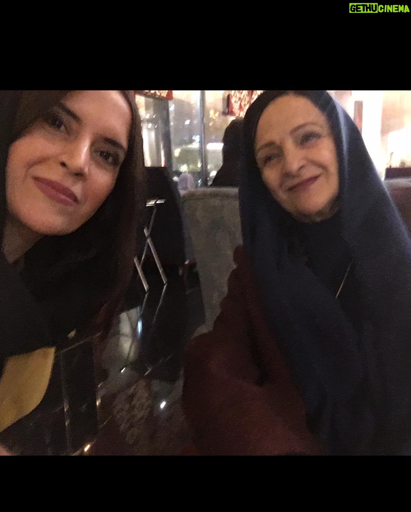 Nazanin Farahani - 1.3K Likes - تاتر آرخه و بعد سال ها یه گپ و قهوه ی جانانه با گلاب آدینه مهربون و عزیزم 😍
#نازنین_فراهانی #گلاب_آدینه #خاطرات #باعشق_جهان_را_تغییر_دهیم