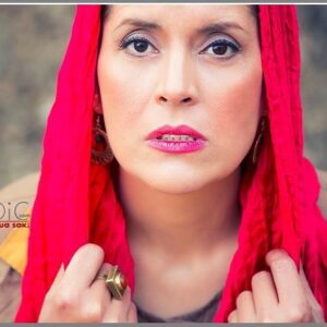 Nazanin Farahani Instagram - تو سنین خیلی کم خاطره نویسی می کردم. وقتی بعد سال ها برمی گشتم و‌می خوندمشون یه حسی از آزاد شدن از خاطرات بد در من اتفاق می افتاد. این کارو وقتی احساس کردم بالغ شدم رها کردم . 😀 شاید به خاطر اینکه نوشتن یه کم جدی تر شد برام.  نوشتن و بعد خوندن اونا پروسه ی رهایی از خاطراتی که ما یه جورایی سرکوبشون‌کردیم تا فراموش یشن، رو سریع تر می کنن. گاهی عکسا هم همین کارو می کنن. عکسایی که یاد روزهایی می ندازن تو رو که بخشی ازونا رو دلت خواسته فراموش کنی ولی این ناخودآگاه صندوقچه ش اون قدر بزرگه که همه رو جا می ده و یه روز می کشدش بیرون. این عکس مال چند سال پیشه که وقتی دیدمش یه آهی کشیدم هنوز نفهمیدم به کجا زد😀 
Back in my teens I used to write my diaries down. It was kinda relief while reading them years after. I quitted when I felt I was grownup enough(really?😄it has nothing to do with that)Sometimes something happens in our life we don’t want to think about,so we bury it in the back of our minds to forget it. Kind of suppression. But this subconscious is a big big armoire  all can fit in. And one day it’s ready to manifest itself. Photos do the same, not exactly but somehow. When I looked at this pic I just sighed, dont know why but I will😃
#diary #memories #teen #photo #conscious #subconscious #suppression #love #journal #writing #actors 
#نازنین_فراهانی #باعشق_جهان_را_تغییر_دهیم 
عکس: مسعود ساکی
