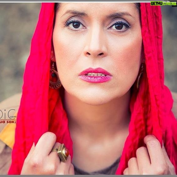 Nazanin Farahani - 1.6K Likes - تو سنین خیلی کم خاطره نویسی می کردم. وقتی بعد سال ها برمی گشتم ومی خوندمشون یه حسی از آزاد شدن از خاطرات بد در من اتفاق می افتاد. این کارو وقتی احساس کردم بالغ شدم رها کردم . 😀 شاید به خاطر اینکه نوشتن یه کم جدی تر شد برام. نوشتن و بعد خوندن اونا پروسه ی رهایی از خاطراتی که ما یه جورایی سرکوبشونکردیم تا فراموش یشن، رو سریع تر می کنن. گاهی عکسا هم همین کارو می کنن. عکسایی که یاد روزهایی می ندازن تو رو که بخشی ازونا رو دلت خواسته فراموش کنی ولی این ناخودآگاه صندوقچه ش اون قدر بزرگه که همه رو جا می ده و یه روز می کشدش بیرون. این عکس مال چند سال پیشه که وقتی دیدمش یه آهی کشیدم هنوز نفهمیدم به کجا زد😀
Back in my teens I used to write my diaries down. It was kinda relief while reading them years after. I quitted when I felt I was grownup enough(really?😄it has nothing to do with that)Sometimes something happens in our life we don’t want to think about,so we bury it in the back of our minds to forget it. Kind of suppression. But this subconscious is a big big armoire all can fit in. And one day it’s ready to manifest itself. Photos do the same, not exactly but somehow. When I looked at this pic I just sighed, dont know why but I will😃
#diary #memories #teen #photo #conscious #subconscious #suppression #love #journal #writing #actors
#نازنین_فراهانی #باعشق_جهان_را_تغییر_دهیم
عکس: مسعود ساکی