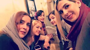 Nazanin Farahani Instagram - دلم برای این جمع شدن ها تنگ شده، کافه رفتن ها، شیطنت کردن ها، دلم برای خونواده، دوستام دلم برای لذت های اینچنینی تنگ شده. ما دوباره دور هم جمع میشیم، دوباره با هم می خندیم، دوباره کیف می کنیم از شادی هم. خدا کنه قدر همو بیشتر بدونیم