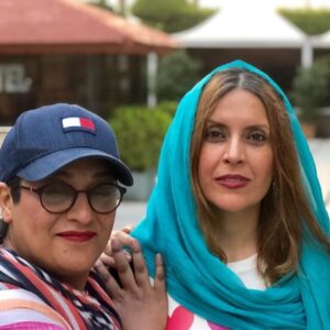 Nazanin Farahani Instagram - سعیذ ابراهیم فر مهمون ما در پشت صحنه ی سریال ملکاوان بود. خیلی هم پر انرژی و مهربون . امیدوارم خیلی زود فیلم جدیدش رو شروع کنه و ما هم لذت ببریم. در کنار همکارانی که با تلاش اونها سریال متفاوت شد.. احمد معظمی کارگردان خوب سریال، احمد گودرزی تصویربردار عزیز، سمیه تاجیک از نویسندگان و خودم 😀 یه عالمه رفیق خوب دیگه که تو عکسا نیستن و همه عالی بودن ♥️ با یه عالمه خاطره ی بامزه.. سریال ملکاوان این شبا ساعت ۱۰ از شبکه ی آی فیلم پخش میشه 
#نازنین_فراهانی #احمدمعظمی #احمدگودرزی #سمیه_تاجیک #ملکاوان  #آی_فیلم