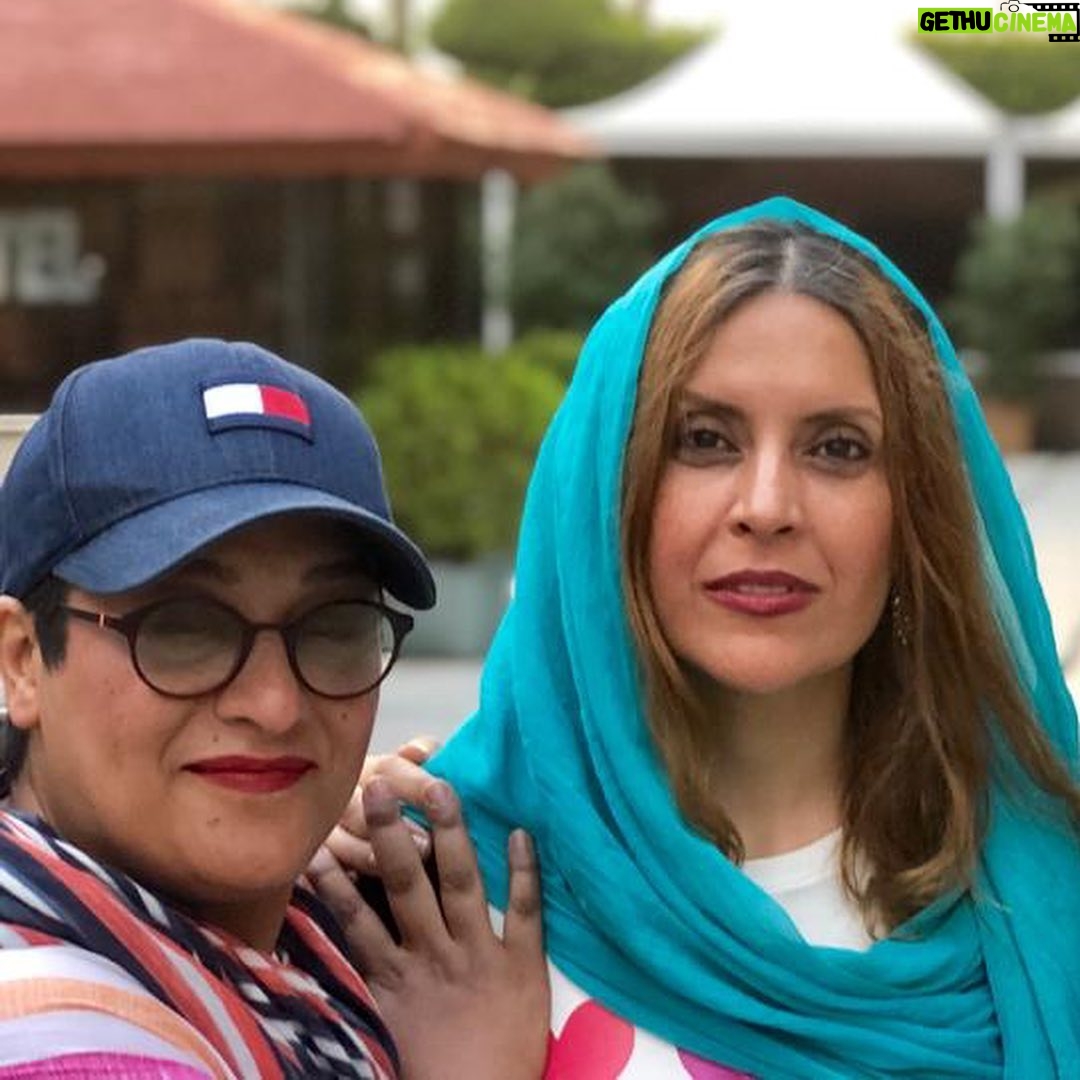 Nazanin Farahani - 1.4K Likes - سعیذ ابراهیم فر مهمون ما در پشت صحنه ی سریال ملکاوان بود. خیلی هم پر انرژی و مهربون . امیدوارم خیلی زود فیلم جدیدش رو شروع کنه و ما هم لذت ببریم. در کنار همکارانی که با تلاش اونها سریال متفاوت شد.. احمد معظمی کارگردان خوب سریال، احمد گودرزی تصویربردار عزیز، سمیه تاجیک از نویسندگان و خودم 😀 یه عالمه رفیق خوب دیگه که تو عکسا نیستن و همه عالی بودن ♥️ با یه عالمه خاطره ی بامزه.. سریال ملکاوان این شبا ساعت ۱۰ از شبکه ی آی فیلم پخش میشه
#نازنین_فراهانی #احمدمعظمی #احمدگودرزی #سمیه_تاجیک #ملکاوان #آی_فیلم