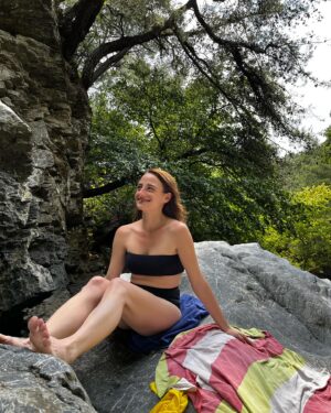 Nazlı Bulum Instagram - 2 km yürüme yolu boyunca çeşit çeşit arı ve uçuşan böcük arkadaşlarla kesintisiz yakın temasa uyum sağlayabilen insanların varabildiği bir masal mekanı 🦌