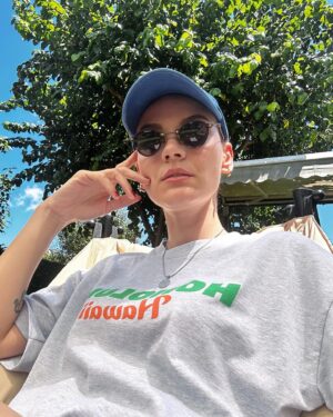 Nazlı Senem Ünal Instagram - Bugün ne mi yaptım? 

Önce kendimi mutlu ettim çünkü ben mutlu olmadan kimseyi mutlu edemem..
Sonra Luka’yı dolayısıyla Almila ve İhsan’ı mutlu ettim ,
Sonra Karadut’u dolayısıyla Nezaket ve abimi mutlu ettim..
Şimdi de güzel bi yemekle kendim ve midemi mutlu edicem..

Mutluluğumu da çoğalsın diye sizinle paylaştım. Mutlu olmak, mutlu etmek o kadar güzel ki.. ya da yardım etmek, ‘yardım istemek’ (ki genelde hepimiz için en zoru) o kadar kıymetli ki ..

Ve hayvanlar .. iyi ki varlar ❤️

Bu kadar ☺️ 

Güne puanım 💯