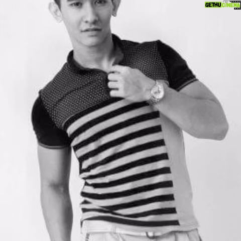 Nazrief Nazri - 477 Likes - 12 years ago, inilah gambar bermulanya seketol Nazrief Nazri dlm bidang seni.
Kisahnya, masa tu masih 2nd year degree dkt Unikl MIMET. Masa ni tgh sgt aktif main gym and baru lepas habis competition Mr Gym Rakyat. Dptlah nombor 3 time tu kategori bwh 21 tahun.
Bila main gym ni banyak pakai modal, so time tu teringin nak buat modeling utk cari duit poket. Nak jadi cerita, adalh sorang kwn kenal dkt FB time tu ajak photoshoot dkt Sungai Petani. Payment RM100 dia ckp. Kalau pikir balik sekarang ni, dgn jauhnya nak beli tiket bas Lumut-SP time tu mmg tak berbaloi. Tapi jiwa muda beb nak try modeling punya pasal sy pergi jgk.🤣
So inilah hasil gmbr photoshoot tu😅. Dan berbekalkan gambar inilah sy hantar utk try nasib masuk Pencarian Hero Remaja 2012 waktu tu. Mungkin dah rezeki saya, sy dpt masuk dlm senarai 25 finalist and dpt TOP 5 masa final.
Satu pentas dgn @fattahaminz , @syafiqkylez dan @saharulridzwan waktu tu. How times flies…
