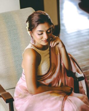 Nazriya Nazim Instagram - 💖🌸🐾
 

💄- @snehamnj 
Asst by - @makeup.by_meenu
💇‍♀️- @priyahairandmakeup_ 
📷- @hrischique