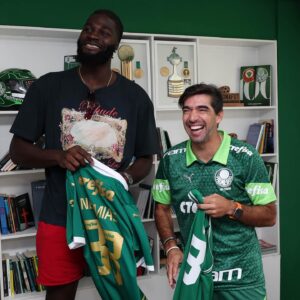 Neemias Queta Instagram - 🇧🇷 Um encontro de campeões: Neemias Queta, atual vencedor da @nbabrasil pelo @celtics, visitou a Academia de Futebol e conheceu Abel Ferreira num tour especial! 🏀

🇺🇸 An encounter of champions: Neemias Queta, winner of @nbabrasil, as a @celtics player, visited @Palmeiras training center and met Abel Ferreira 🏀

📷 Cesar Greco / Powered by @canonbr

#AvantiPalestra #Palmeiras #Verdão