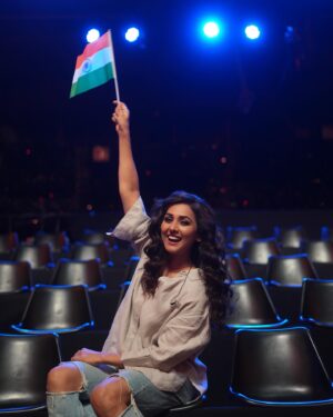 Neeti Mohan Instagram - सोती हुई आवाम को अब नीदं से हैं जगाना 

अब ये करो या मरो का परचम हाथ में है उठाना 

सब खड़े हों साथ में तो शुभ वही है शगुन तू सुन 

ऐ वतन मेरे वतन सुन 

ऐ वतन मेरे वतन है यही इंक़लाब की धुन 

ऐ वतन मेरे वतन 🙏🏼🇮🇳 

#happyindependenceday🇮🇳