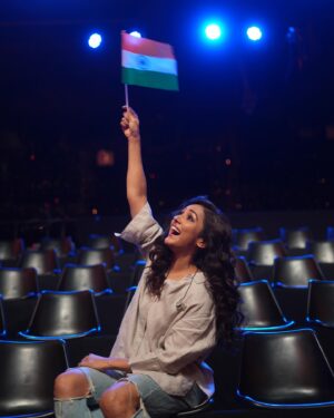 Neeti Mohan Instagram - सोती हुई आवाम को अब नीदं से हैं जगाना 

अब ये करो या मरो का परचम हाथ में है उठाना 

सब खड़े हों साथ में तो शुभ वही है शगुन तू सुन 

ऐ वतन मेरे वतन सुन 

ऐ वतन मेरे वतन है यही इंक़लाब की धुन 

ऐ वतन मेरे वतन 🙏🏼🇮🇳 

#happyindependenceday🇮🇳