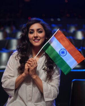 Neeti Mohan Instagram - सोती हुई आवाम को अब नीदं से हैं जगाना 

अब ये करो या मरो का परचम हाथ में है उठाना 

सब खड़े हों साथ में तो शुभ वही है शगुन तू सुन 

ऐ वतन मेरे वतन सुन 

ऐ वतन मेरे वतन है यही इंक़लाब की धुन 

ऐ वतन मेरे वतन 🙏🏼🇮🇳 

#happyindependenceday🇮🇳