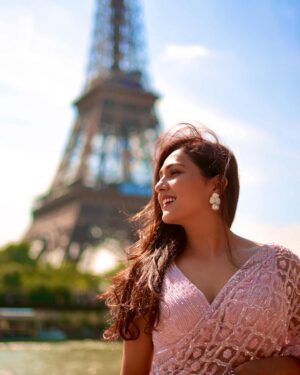 Neeti Mohan Instagram - Postcards from Paris! 

Posing in front of Eiffel Tower in a Saree!!! 
Bucket list ✅😜

Outfit: @angadsingh.official
Stylist: @stylebysaachivj
Styling team: @styledbynikinagda 
📸 @souravsharmaofficial