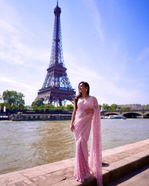 Neeti Mohan Instagram - Postcards from Paris! 

Posing in front of Eiffel Tower in a Saree!!! 
Bucket list ✅😜

Outfit: @angadsingh.official
Stylist: @stylebysaachivj
Styling team: @styledbynikinagda 
📸 @souravsharmaofficial