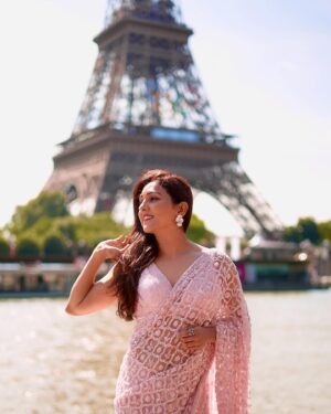 Neeti Mohan Instagram - Postcards from Paris! 

Posing in front of Eiffel Tower in a Saree!!! 
Bucket list ✅😜

Outfit: @angadsingh.official
Stylist: @stylebysaachivj
Styling team: @styledbynikinagda 
📸 @souravsharmaofficial