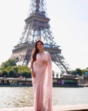 Neeti Mohan Instagram - Postcards from Paris! 

Posing in front of Eiffel Tower in a Saree!!! 
Bucket list ✅😜

Outfit: @angadsingh.official
Stylist: @stylebysaachivj
Styling team: @styledbynikinagda 
📸 @souravsharmaofficial