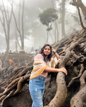 Neha Chowdary Endluri Instagram - Is anyone else hearing “subhashuuuu” or is it just me ? 🤪 #swipe

#neha_nani #nehachowdary #kodaikanal #gunacaves