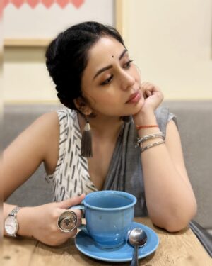 Neha Sargam Instagram - Pose for the cam, thoughts,  laughter, coffee, pose, some more thoughts, smile & look away, oh check insta story mentions!!! 😎

आप सब ने सिम्पल सादी सलोनी को national crush बना दिया!!♥️ 🙈