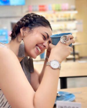 Neha Sargam Instagram - Pose for the cam, thoughts,  laughter, coffee, pose, some more thoughts, smile & look away, oh check insta story mentions!!! 😎

आप सब ने सिम्पल सादी सलोनी को national crush बना दिया!!♥️ 🙈