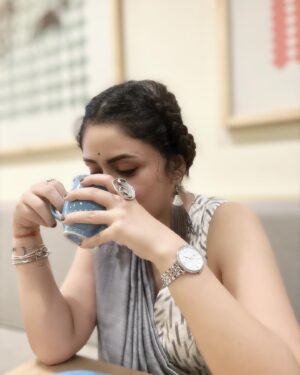 Neha Sargam Instagram - Pose for the cam, thoughts,  laughter, coffee, pose, some more thoughts, smile & look away, oh check insta story mentions!!! 😎

आप सब ने सिम्पल सादी सलोनी को national crush बना दिया!!♥️ 🙈