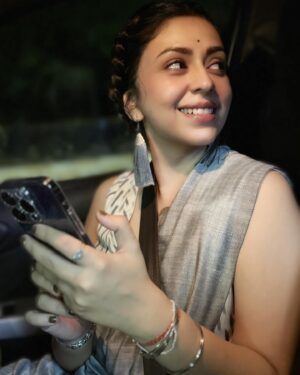 Neha Sargam Instagram - Pose for the cam, thoughts,  laughter, coffee, pose, some more thoughts, smile & look away, oh check insta story mentions!!! 😎

आप सब ने सिम्पल सादी सलोनी को national crush बना दिया!!♥️ 🙈
