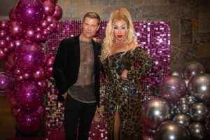 Neilas Katinas Instagram - ✨Glitter Party✨otro evento temático de @lets_dance_by_neilas en el @hotel.director 
Así vivimos junto a @neilaskatinas & @nicolegaultier 
Y unos tremendos artistas en escena 
@cordero.lafferte @cami.escala @luciano_coppelli @paula.valdivieso.5 
Musica de @danieladuartedj 
Decoración de @j.jnovedades 
Fotos de @shotbysof 

Sponsor oficial 
@clinicaglowing @pasteleriacandelle @vinaravanal @skinlab_cl @multidestinoscl