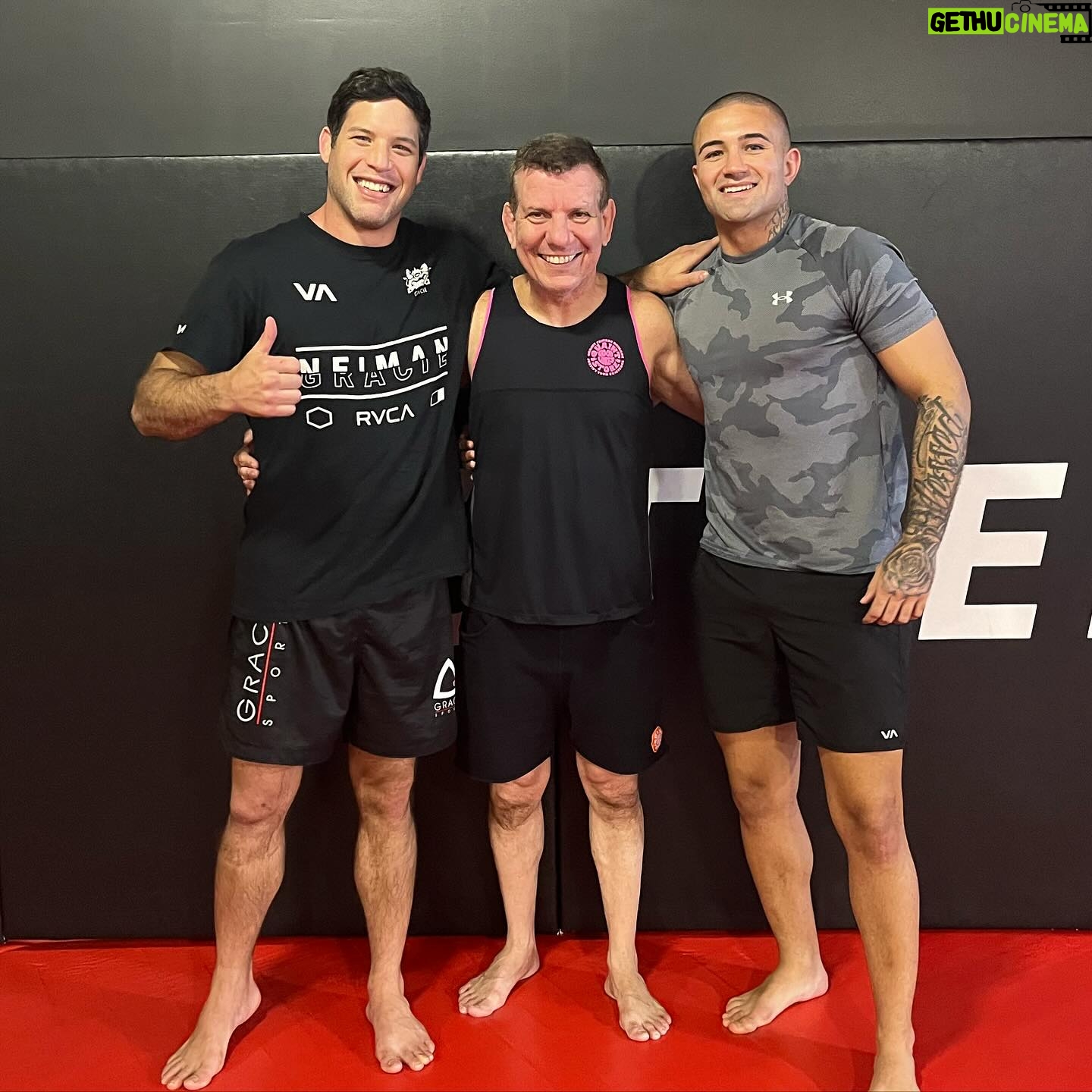 Neiman Gracie - 3 Likes - Obrigado Mestre @dede_pederneiras
pela excelente aula. eu já era seu fan e agora sou mais ainda 🙇🏻♂️ and it’s always great to be around one of my best friends @aliabdelaziz he always has my back since day 1 ♥️