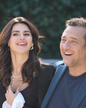 Nesrin Cavadzade Instagram - Bazı insanlar vardır; onlarla yolunuz kesiştiğinde, eskisinden daha iyi biri haline geldiğinizi hissedersiniz. Sizi onarırlar, tamir ederler, sarıp sarmalarlar, sevgi ve şefkatleriyle hafifletirler, iş disiplinleri ve tutkularıyla yol gösterirler, yolunuzu aydınlatırlar. Melisa'ya veda ederken en büyük teşekkürü üç kadına borçluyum; @sumruyavrucuk, @ezgicill, @_brcsnr_ 🙏🏻🌹♥️🥹 Kızlar, siz olmasaydınız bu karakter var olamazdı. Özellikle @sumruyavrucuk, hayata seninle ikinci kez çalışma şansı verdiği için binlerce kez teşekkür ederim. Beni ilhamla, şevkle, arzu ile doldurdun. Her projemde gözüm de gönlüm de seni arayacak. Evrene yolumuzun tekrar tekrar kesişmesi için her türlü manifesti ediyorum. 777 🙏🏻🧿♥️ Sizinle gülmek çok güzeldi. Sektörümüzün gerçekten yetenekli ve çalışkan kadınları daha çok fark etmesi dileklerimle, iyi ki varsınız! Hoşçakal Şahane Hayatım! 😘👋🏻