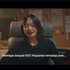 Nessie Judge Instagram - #TolakRUUPenyiaran #AWASKITADIBUNGKAM 

Tahun lalu saat aku bicara di sebuah forum untuk membahas RUU Penyiaran, ternyata banyak pihak yang tidak mengerti bahwa sudah ada censorship yang sangat ketat dari platform2 media sosial (terutama YouTube) dan pengawasan pada konten kreator-kreator besarnya. Banyak yang bahkan tidak mengetahui background dari para kreator, sebanyak apa lapangan pekerjaan yang muncul, dan apa dampak baik dari banyaknya informasi yang dikemas dengan cara yang berbeda-beda.

Daripada censorship, kenapa bukan pelatihan?
Kenapa negara tidak rangkul kreator saat industri lama mendorong narasi-narasi berbahaya, yang melawan demokrasi yang kita agung-agungkan, saat perkembangan zaman merugikan mereka? 
Bukannya Pemerintah juga kerap menggunakan jasa kreator yang ingin disensor ini sebagai media promosi? 

Respectfully, saya menolak RUU Penyiaran.
Jika memang ada standar kualitas tertentu yang harus dicapai, lebih baik dijelaskan agar bisa kami usahakan capai, daripada kami dibungkam.