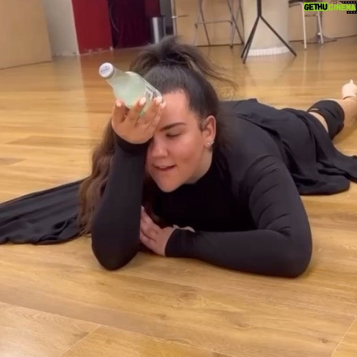 Netta - 7.9K Likes - אני באמת לא אוהבת לסכם בטח לא מוקדם מדי
אבל רוקדימים הגיע לסופו המר מתוק
ואני אסירת תודה 😀
על החוויה המשנת חיים הזו
השוברת מוחות ועצמות
ופותחת לבבות ואופקים חדשים
אלון ואני יחד עשינו משהו שאני לא האמנתי שיקרה - וזה לרקוד 9 ריקודים (!!?!)
להתהפך באוויר עשרות פעמים
לעשות
ש פ ג ט
ולהפריד בין 2 רגליים שמאליות
מול כל המדינה ♥️
אני מעולם לא זזתי ככה ומבחינתי קיבלתי כנפיים
התחרות כבר נהייתה מאוד מאוד קשה והרגשתי שהרגע מתקרב ולמרות הכל אני מרגישה שנתנו הכל ❤️
אלון - תודה לך על התקופה המטורפת הזו - היא ואתה הם מתנה לכל החיים .
תודה
ליואב צפיר שזכה איתי בארווזיון והולך איתי שנים ומביים יחד עם אלדר גרויסמן הגאון את התוכנית בכזו רגישות. למיכל שי שגם זכתה איתי בארווזיון ונלחמה עלי בשניים בתוכנית כדי שהכוראוגרפיות יהיו הכי מתאימות לי ודני ודאדי וריקי דלל המלבישים המוכשרים
שבזכותן הרגשתי רקדנית אמיתית.
תודה לאיילת לאדווה ולדריה ולתחיה וליפית האמהות של התוכנית בזכותכן הכל קורה ❤️
תודה לצוות הביוטי שלי ערן ועינת שעשה אותי יפה לאורך העונה
ולנדבי שלי שמחזיק אותי שפויה לאורך הדרך
תודה לכם על כל הרוח הגבית לעשות את זה - עכשיו אני פנויה להכין לעם הפתעות שוות באמת ❤️
צילום: @regevdz