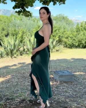 Neva Leoni Instagram - Verde perché il catering è vegetariano
💚🥬🌱
Il matrimonio di @riccardoriandephoto e @valentina_corti_the_original mi ha fatto piangere, ridere, ballare e finire la giornata brilla di vino bianco in una piscina. 
Che altro si può chiedere di più?♥️