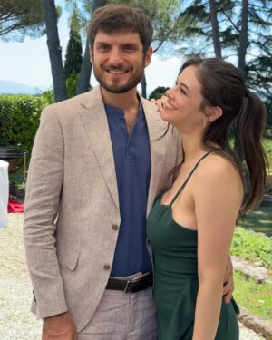 Neva Leoni Instagram - Verde perché il catering è vegetariano
💚🥬🌱
Il matrimonio di @riccardoriandephoto e @valentina_corti_the_original mi ha fatto piangere, ridere, ballare e finire la giornata brilla di vino bianco in una piscina. 
Che altro si può chiedere di più?♥️
