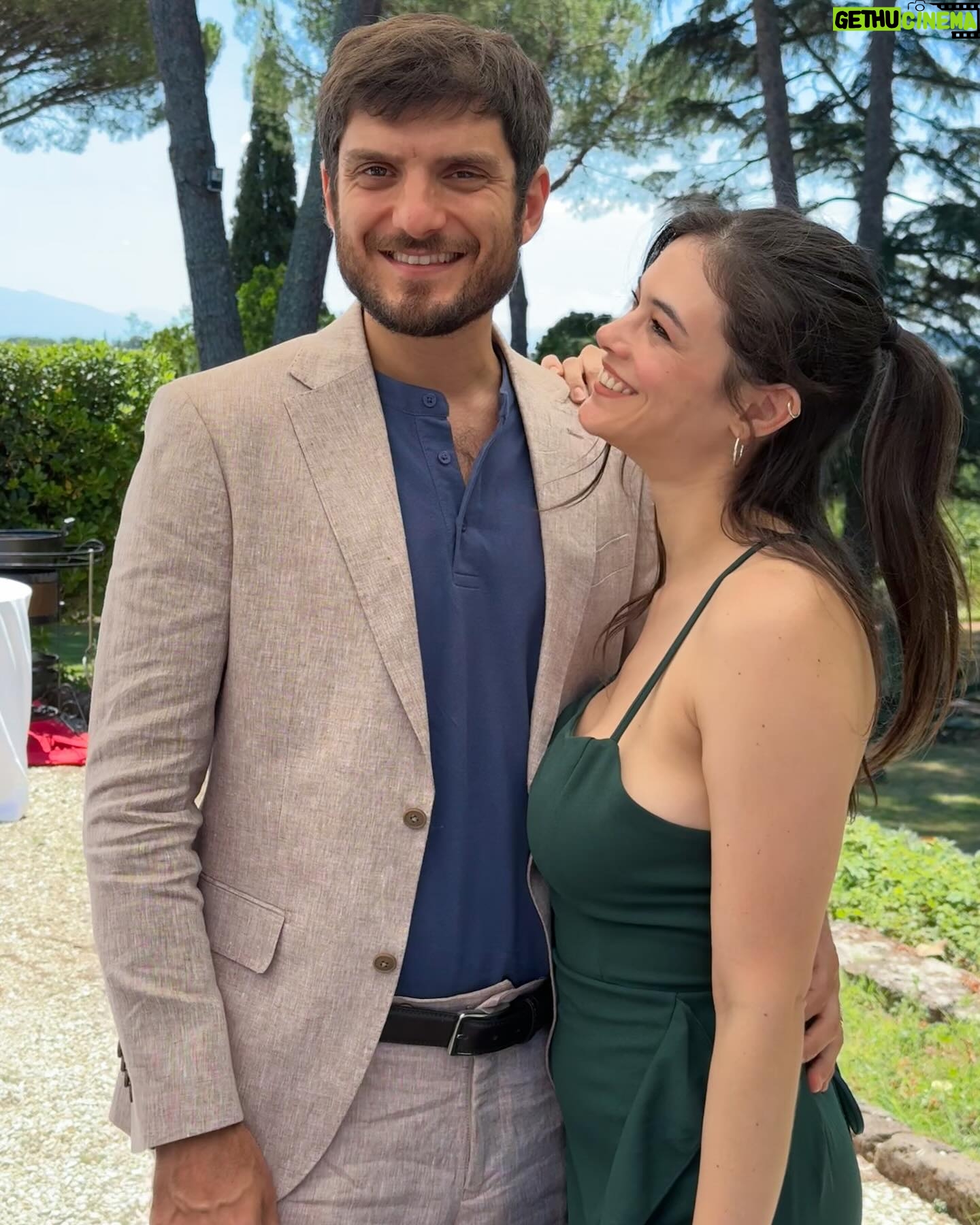 Neva Leoni - 9.4K Likes - Verde perché il catering è vegetariano
💚🥬🌱
Il matrimonio di @riccardoriandephoto e @valentina_corti_the_original mi ha fatto piangere, ridere, ballare e finire la giornata brilla di vino bianco in una piscina.
Che altro si può chiedere di più?♥️