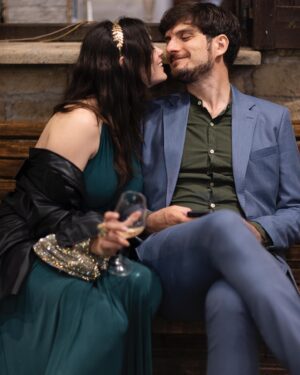 Neva Leoni Instagram - Al mio compagno di avventure
Alla persona che preferisco in assoluto nel mondo
A quel povero ragazzo che credeva di aver trovato Arwen e ha finito con lo sposare Gimli.
Buon anniversario puk
♥️♥️
Ti amo in modo scomposto, goffo, irrefrenabile e affatto instagrammabile
