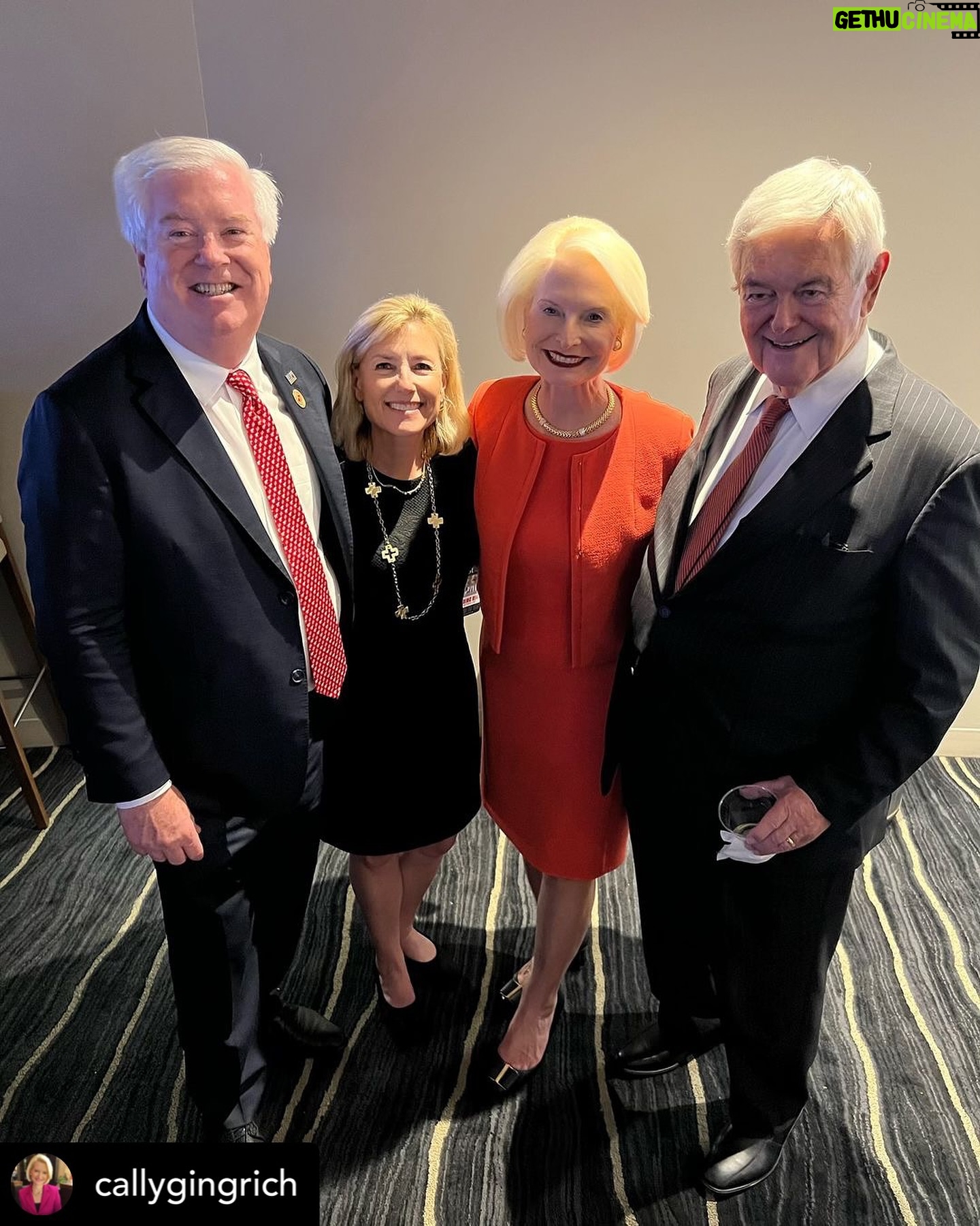 Newt Gingrich - 1.7K Likes - Great day at the Republican National Convention in Milwaukee!šŗšø