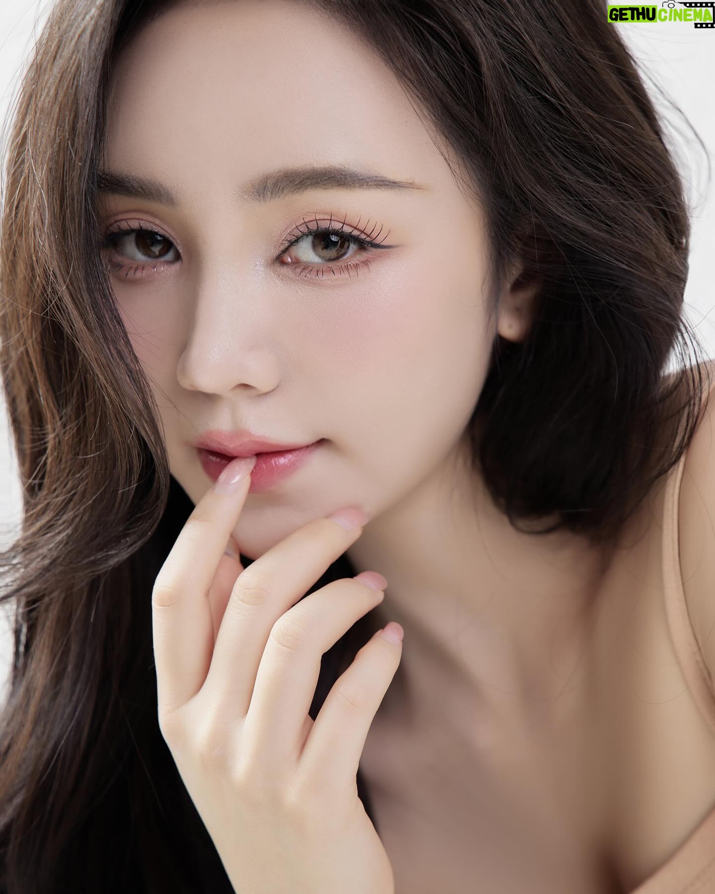 Nguyễn Quỳnh - 5.1K Likes - Vì đẹp nên mới yêu
Hay vì yêu nên thấy đẹp ????😊😚😚😚
🌸🌸🌸🦋🦋