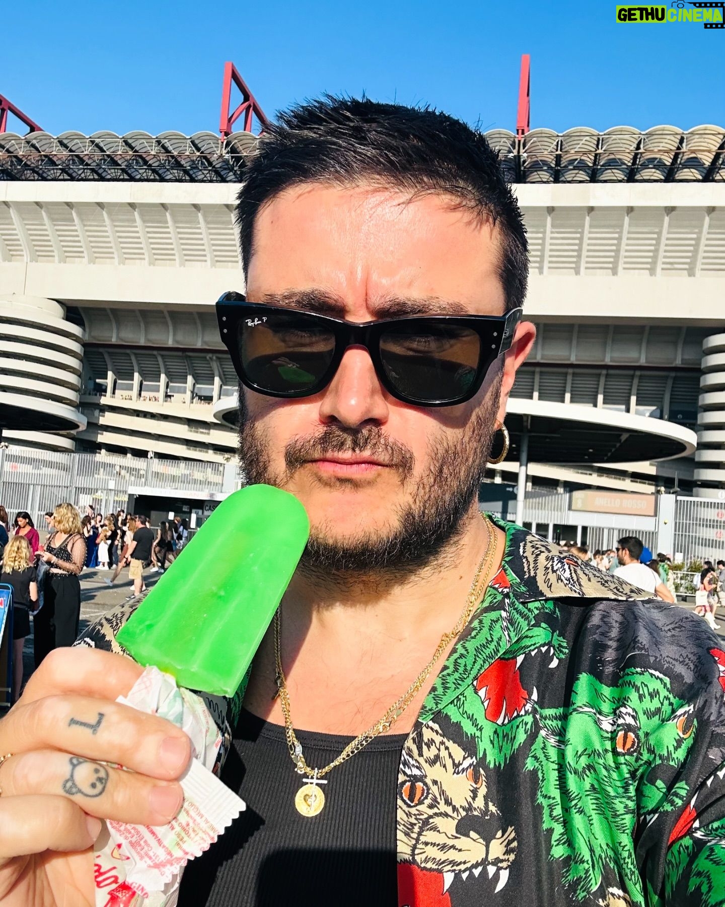 Nick Cerioni - 3 Likes - Sia lodata @terry.cheru che mi ha aperto un mondo governato da Taylor Swift pieno di gente felicissima, braccialetti dell’amicizia, glitter e canzoni gridate una sera d estate. Bello ✨