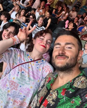 Nick Cerioni Instagram - Sia lodata @terry.cheru che mi ha aperto un mondo governato da Taylor Swift pieno di gente felicissima, braccialetti dell’amicizia, glitter e canzoni gridate una sera d estate. Bello ✨