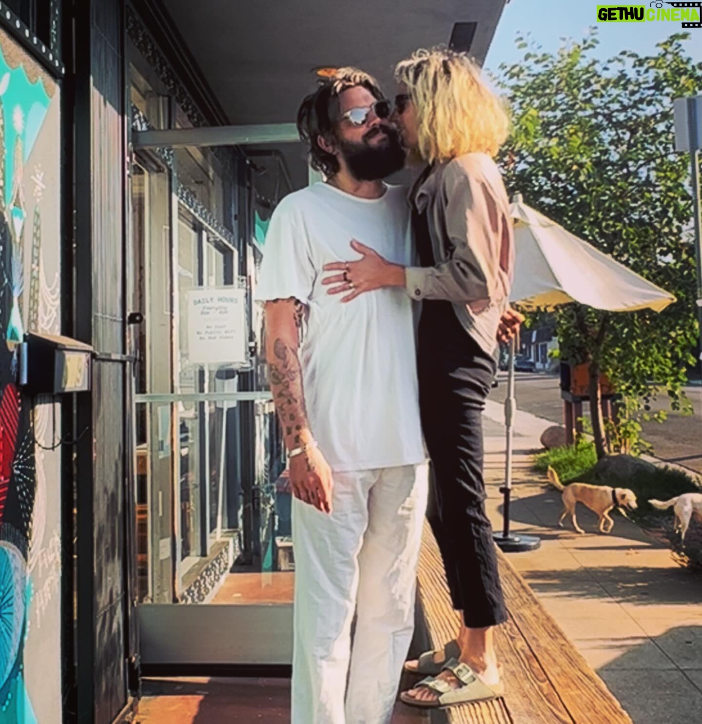 Nick Thune - 796 Likes - 2019 has come and gone. Cheers!!