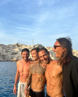 Nicolas Ferrero Instagram - SUNSET ENTRE COPAIN 😁 

@john_john_john_m 
@guillaumesede 
@sylvainarmand