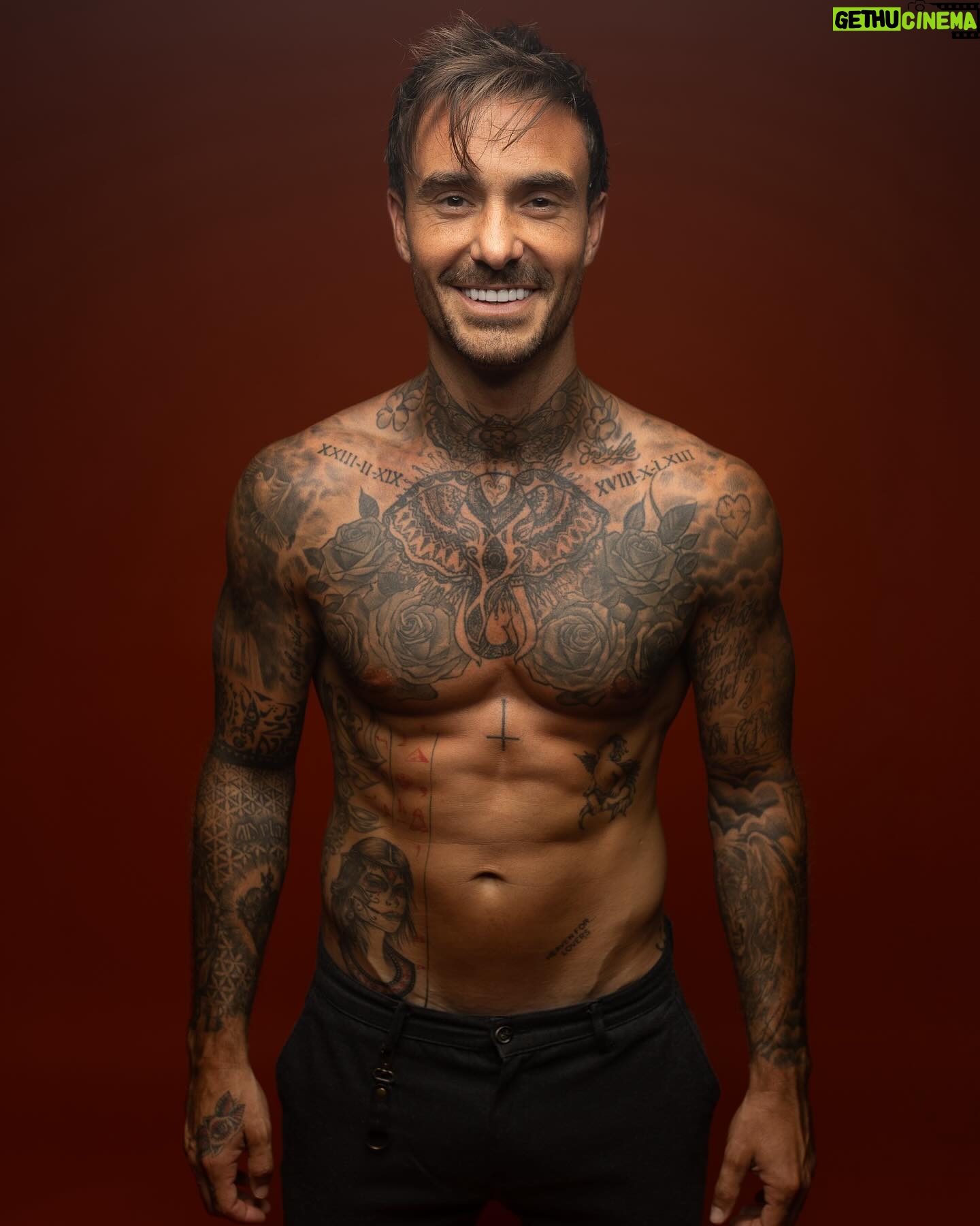 Nicolas Ferrero - 1K Likes - Photo simple d’un mec simple .
Merci 📸 @jnouchi.photographe et merci @milochiarini @sabrinanouchi pour le cadeau