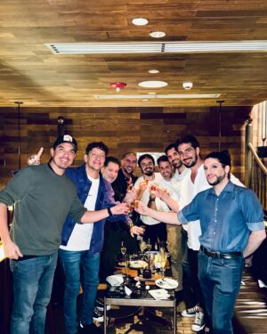 Nicolás Vázquez Instagram - Pasé un cumple rodeado de amor y lleno de sorpresas. Cada vez que llega esta fecha me recuerdan de una manera espectacular todo lo que me quieren y yo me siento un bendecido y agradecido por eso. Gracias de corazón! 
Todo lo que me desean a mi, el doble para ustedes. 
🙌🏽❤️🎉👆🏽