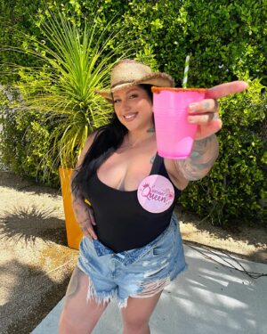 Nicole Faulkner Instagram - Cheers to 33!!! 🎂🎈💝 This was a year of recovery, a year of healing, a year of getting back on my feet. Grateful to be here.