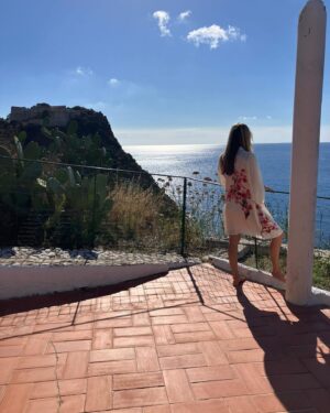 Nicoletta Romanoff Instagram - “Botta di bellezza”
.
Cit. Anna 
.
#friendswelove