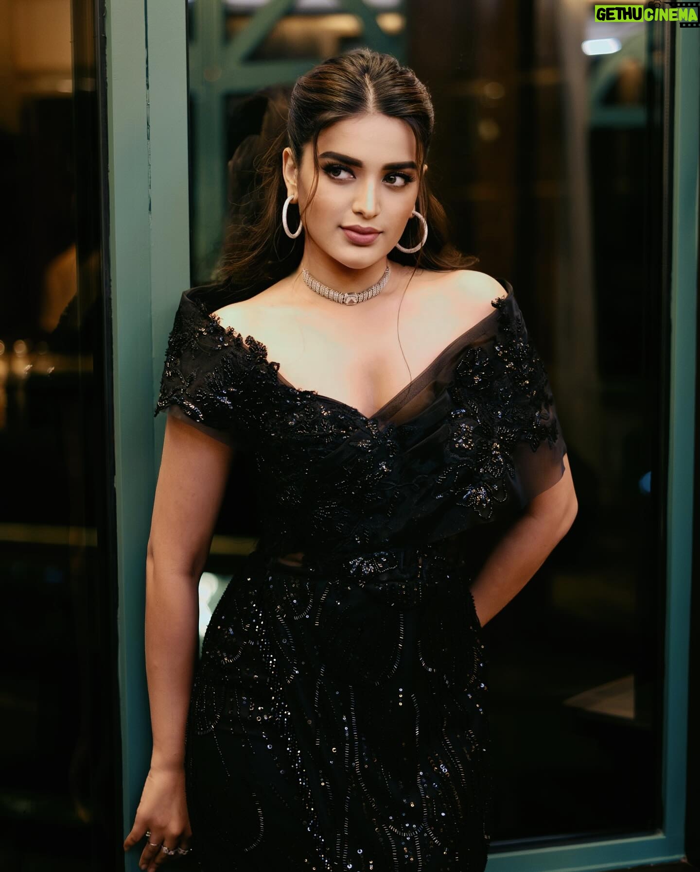 Nidhhi Agerwal - 610.7K Likes - Outfit: @tanieyakhanuja
Jewellery : @the_jewel_gallery
Styling: @sandhya__sabbavarapu
Styling team:
@prekshadhakad_
@sunandini_vijjagiri