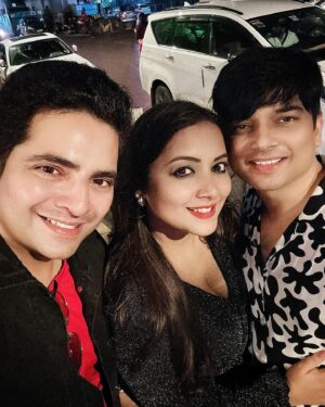 Nidhi Uttam Instagram - Most cherished moments happen when friends and family get together. Last night was just about that with my extended family from YRKKH ❤️
.
An evening filled with fun and laughter with the crazy bunch 😀
.
.
@medhajambotkar @realsonaliverma @ayush_viz @nidhiuttam @nehasaroopa6 @sakshikohli02 @themohitpathak 🤗❤️